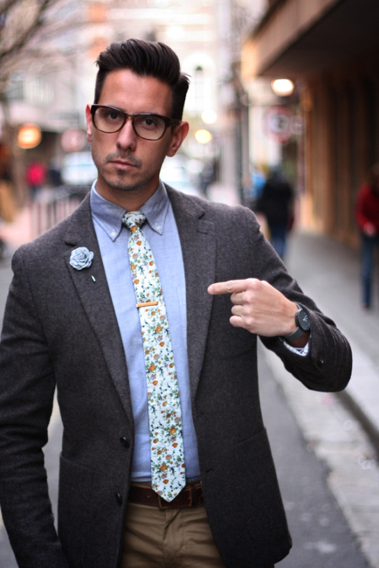 pointing-at-tie
