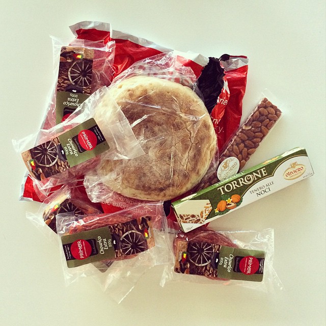 I'm lucky enough to receive quite a few packages. But this one beats every one I've ever received ever combined and multiplied by a billion!! My Mom and Dad sent me a care package from home filled with Portuguese treats! Choriço for days, special Portuguese potato bread, nougat and an almond bar!! Thanks you Mom and Dad love you like crazy! ❤️