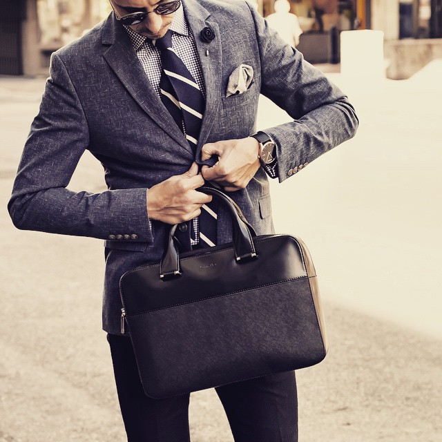 A pre #FancyFriday from @whatmyboyfriendwore just to let you be the first to find out about the @CalvinKlein promo at @vandawaterfront - R500 off any bag at the store. Like this sweet leather briefcase! 📷: @elzaanvdm